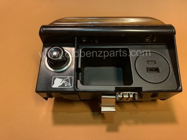 Mercedes Benz W123 W124 omvandling av askkopp till USB-laddare med myntfack av OldBenzParts